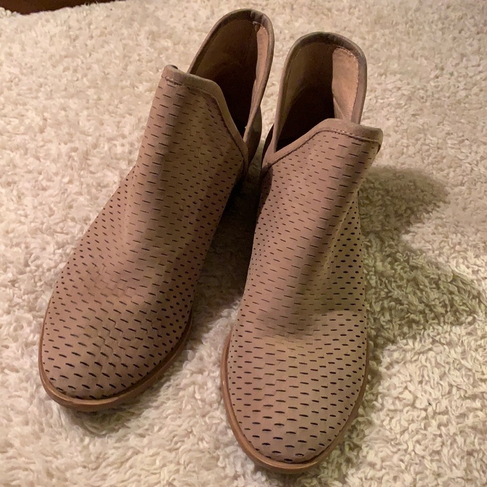 Lucky brand Basel perforated booties sz 8